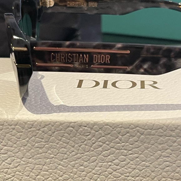 ๐ HOST PICK ๐. BNIB Dior signature b3U sunglasses in tortoise - Picture 3 of 6